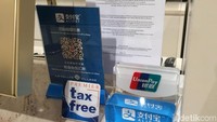 Jangan takut kalau lupa bawa uang tunai ke pusat belanja ini, Anda bisa bayar pakai kartu kredit hingga QR code seperti Alipay.