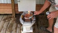 Kekurangan alat tidak melunturkan semangat pria yang satu ini untuk menggelar pesta BBQ. Alat panggangan diganti dengan closet bekas. Mau coba? Foto: Istimewa