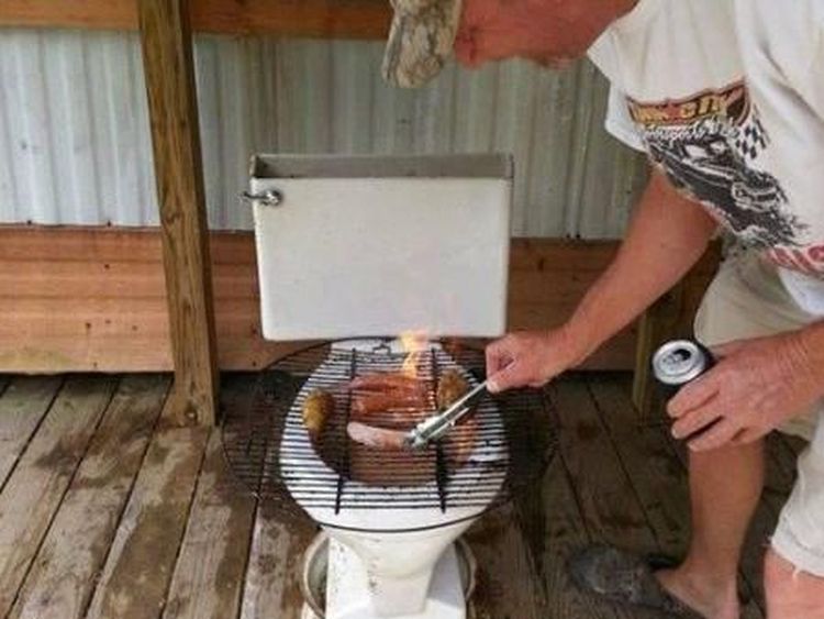 Simpan Lobster hingga Bakar Sate, Ini 10 Foto Kocak Makanan di Toilet