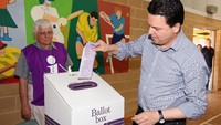 Australia merupakan salah satu negara yang menggunakan kardus sebagai kotak suara Pemilu yang diadakannya. Robert Prezioso/Getty Images