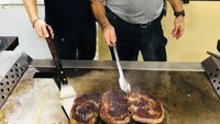 Grilling jadi aktivitas seru Aufar saat bertemu dengan Japto Soelistyo Soerjosoemarno, selaku ketum Pemuda Pancasila. Foto: Instagram @aufar.hutapea