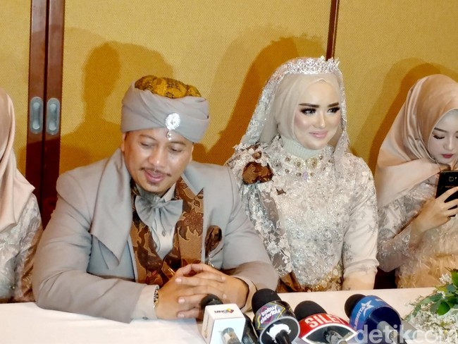 Penyanyi Opick baru saja melangsungkan pernikahan untuk ketiga kalinya. Ia memutuskan menikah lagi setelah istri keduanya Wulan Sari menutup usia. Pernikahannya pun menjadi perhatian publik. Foto: Tri Ispranoto/detikFoto