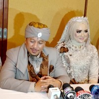 Penyanyi Opick baru saja melangsungkan pernikahan untuk ketiga kalinya. Ia memutuskan menikah lagi setelah istri keduanya Wulan Sari menutup usia. Pernikahannya pun menjadi perhatian publik. Foto: Tri Ispranoto/detikFoto
