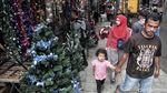 Serunya Berburu Pernak-pernik Khas Natal di Pasar Asemka