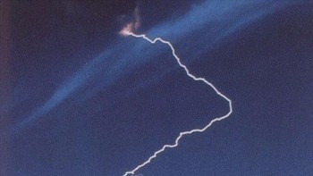 Patung liberti ini seolah mengeluarkan petir dari obornya. (Foto: Brightside)