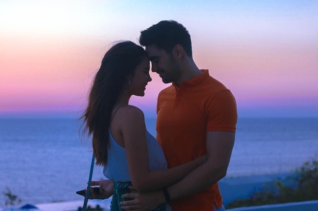 Potret Catriona dan Clint dengan latar belakang panorama laut saat matahari terbenam. Romantis! (Foto: Instagram)