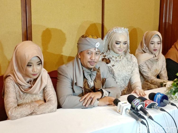 Raut Bahagia Opick dan Bebi Usai Resmi Menikah