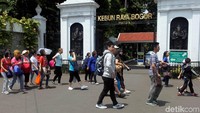 Memasuki musim liburan akhir tahun, Kebun Raya Bogor terpantau selalu ramai dipadati oleh pengunjung liburan sekolah.