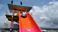 Kamu akan dibawa berseluncur melewati beberapa belokan yang bentuknya melingkar, serasa berputar-putar menyerupai trek Roller Coaster. Seru banget! (Muhammad Aminudin/detikTravel)