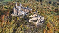 Kastil Hohenzollern terletak di atas bukit 48 km selatan Stuttgart. Milik keluarga Kaiser Jerman dan bukan sebuah benteng, namun kastil ini telah dihancurkan dua kali (Thomas Warnack/picture alliance/Getty Images/CNN Travel)
