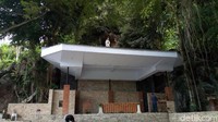 Dibuka sejak tahun 1988, bangunan Gua Maria Fatima ini hasil dari swadaya jemaat gereja. Bahkan akses jalan bebatuan dari tempat parkir hingga ke lokasi gua merupakan swadaya masyarakat desa setempat. (Charolin Pebrianti/detikTravel)