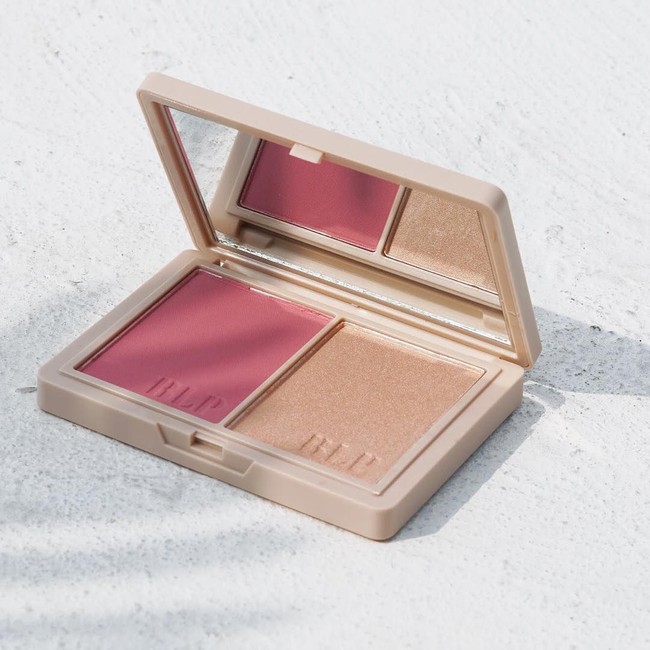 BLP sebuah brand kosmetik besutan beauty influencer Lizzie Parra terus bersinar di 2018. Setelah mendirikan toko pertamanya pada Februari 2018, BLP semakin giat merilis produk-produk kosmetik terbaru. BLP yang awalnya hanya memiliki produk liquid lipstick di awal peluncurannya, kini BLP terus merambah ke makeup dekoratif lainnya. Yang terbaru, Lizzie Parra dan tim merilis Face Glow yang merupakan palette blush on dan highlighter.   Foto: dok. BLP Beauty