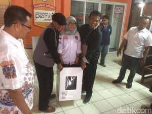 KPU Jakbar Tes Kekuatan Kotak Suara Kardus, Kokoh Dimasuki Orang