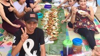 Ini salah satu keseruan Eva di lokasi syuting. Ia menikmati nasi bancakan bersama rekan artis dan para kru. Foto: Instagram eva_anindita_zachrie