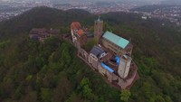 Kastil Wartburg terkenal dengan opera Tannhauser. Daya tarik utamanya adalah kamar pengasingan Martin Luther yang menjadi tempat ziarah bagi pemeluk Protestan karena menjadi tempat menerjemahkan Injil Perjanjian Baru ke bahasa Jerman (Sean Gallup/Getty Images/CNN Travel)