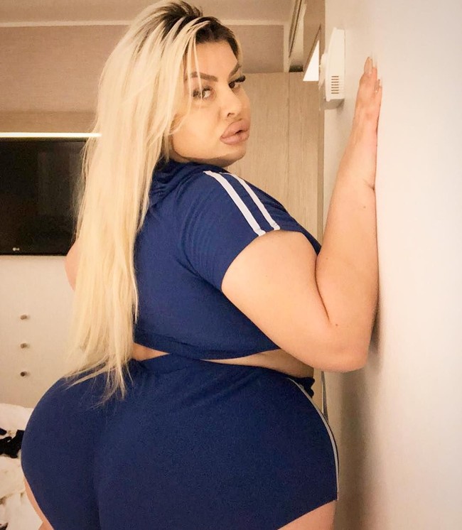 Karena bokongnya yang sudah terlalu besar dan berat, Natasha pun kerap mematahkan bangku. Ia pun merusakkan tempat tidur. Foto: Instagram ( @natasha_crown_official___