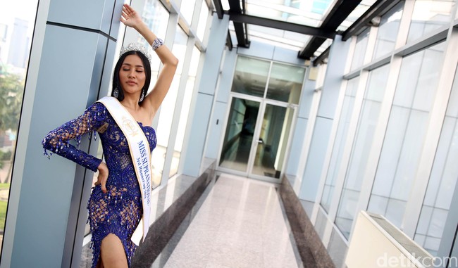 Meski menyebut dirinya sebagai pageant lovers (sebutan untuk penggemar berat kontes kecantikan), perempuan berdarah Batak yang besar di Pontianak ini tak pernah bermimpi bakal berkompetisi di ajang tersebut, apalagi menyabet gelar penting.  Foto: Rachman Haryanto/detikfoto