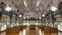 Tulang belulang mahluk penghuni laut dipajang di salah satu sudut museum. Di langi-langitnya ada kerangka ikan paus.