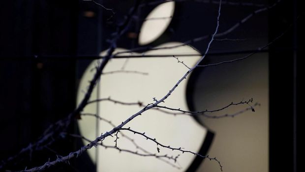  An Apple company logo is seen behind tree branches outside an Apple store in Beijing, China December 14, 2018. REUTERS/Jason Lee/File Photo