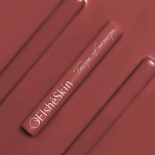 ElsheSkin pada awalnya merilis produk-produk skin care seperti produk untuk jerawat dan serum. Di 2018 ini ElsheSkin pun merilis rangakaian lipstik warna nude yang bekerjasama dengan beauty vlogger Tasya Farasya. Brand lokal ini pun semakin eksis di jagat kecantikan setelah kerjasamanya dengan beauty vlogger kondang Indonesia itu.  Foto: dok. ElsheSkin