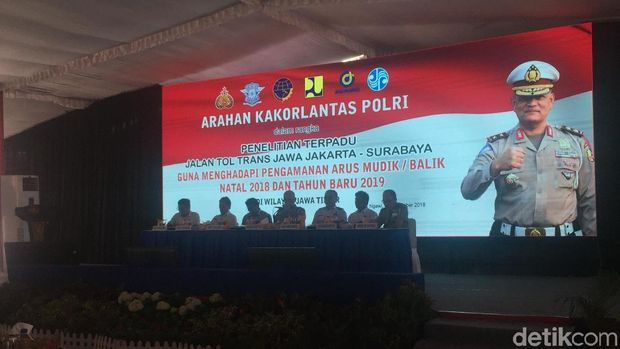 Kakorlantas Polri Irjen Refdi Andri memberikan pengarahan ke kasat lantas seluruh Polres di Jawa Timur.