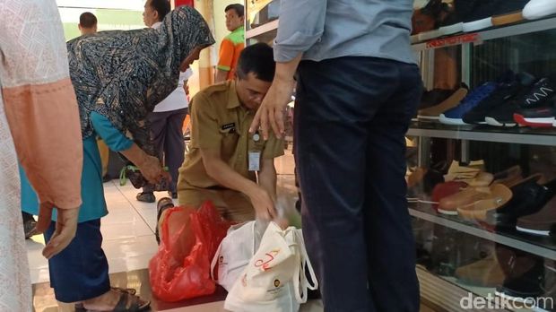  Kepala Dinas Lingkungan Hidup (LH) DKI Jakarta Isnawa Adji memimpin operasi tukar kresek dengan kantong ramah lingkungan di Pasar Kramat Jati, Jakarta Timur. 