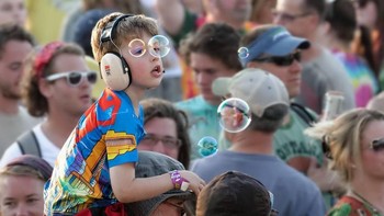 Kacamata dari balon-balon bubble. (Foto: Brightside)