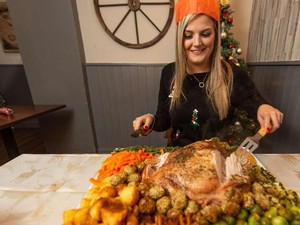 Wouw! Tempat Ini Sajikan Menu Santap Natal Seberat 13 Kilogram