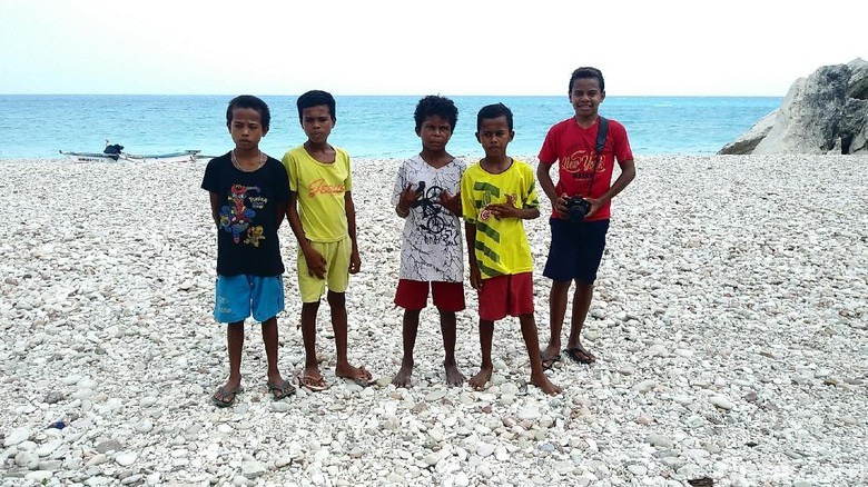 Para fotografer cilik dari Pantai Kolbano, Kupang (Randy/detikTravel) Para fotografer cilik dari Pantai Kolbano, Kupang (Randy/detikTravel)