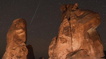 Penampakan hujan meteor Geminid di lokasi wisata Seven Sisters di Nevada, AS. (Foto: Ethan Miller/Getty Images)