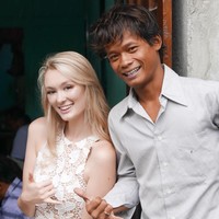 Tanpa mengenal ras dan perbedaan budaya keduanya pun mantap untuk melangsungkan pernikahan. Foto: Instagram @pollyoddsocks