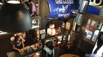 Gokil! Ada Mobil F1 Ditempel di Dinding Cafe Ini