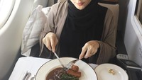 Eva ternyata umrah saat hamil anak kedua. Ia sempat khawatir karena berat badannya turun drastis, tapi nafsu makannya ternyata berangsur membaik. Foto: Instagram eva_anindita_zachrie