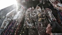 Sejumlah pernak-pernik yang dijual dimuali dengan kisaran Rp 30 ribu sampai Rp 3 jutaan.