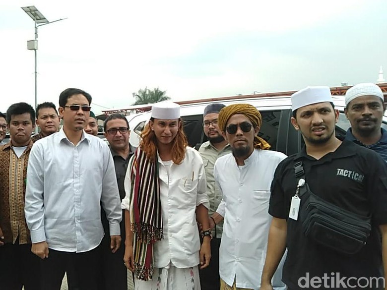 Habib Bahar Ditahan Polda Jabar Habib Bahar Ditahan Polda Jabar