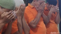 Polisi menetapkan 8 tersangka yaitu, RDN (47), ASW als Endi (26), HST (18), IDK (52), SDS (53), INA (24), dan YDS (49), HDL (54), LN (16), dan ICZ (17). (Taufik-detik)