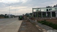 Terkait bangunan yang tadinya masih berdiri kini sudah jadi jalan. Ada juga Masjid yang masih berdiri di daerah Ngaliyan namun itu tidak mengganggu jalan tol.