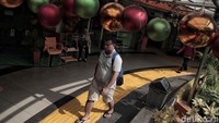 Tentu saja, pernak-pernik tersebut semakin membuat kawasan TPO menjadi lebih cantik.