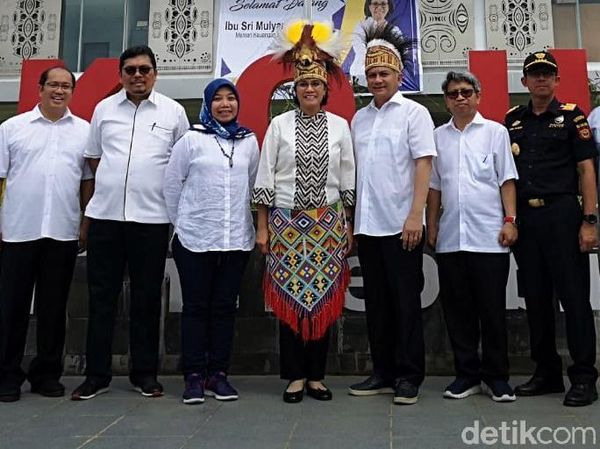 Pakai Topi Khas Papua, Sri Mulyani ke PLBN Skouw hingga Pasar