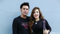 Keduanya tampak kompak tampil dengan busana hitam. Pool/Palevi S/detikFoto.