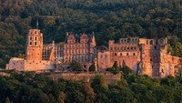 Reruntuhan romantis, Kastil Heidelberg dibangun dari batu pasir merah muda-coklat yang kentara saat matahari terbenam. Kastil ini dikelilingi hutan di atas Lembah Neckar yang subur (Shutterstock/CNN Travel)