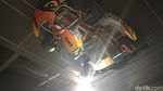 Gokil! Ada Mobil F1 Ditempel di Dinding Cafe Ini