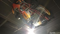 Selain itu ada juga mobil go-kart yang ditempel di langi-langit tepat di atas kasir.