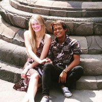 Polly merupakan seorang wanita yang berasal dari Manchester, Inggris. Kabarnya, ia dan kekasihnya bertemu di Bali saat Karna Radheya menjadi pemandu wisatanya. Foto: Instagram @pollyoddsocks