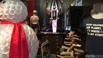 Gokil! Ada Mobil F1 Ditempel di Dinding Cafe Ini