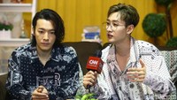 Saking ngefans-nya, member Super Junior itu sampai terharu saat memberikan album mereka kepada Presiden Jokowi.