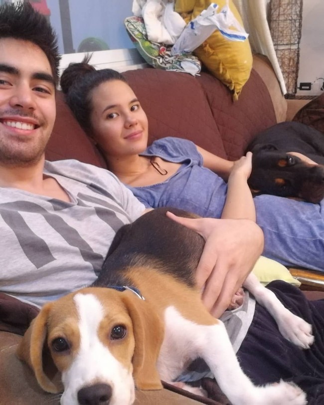 Menghabiskan waktu di sofa rumah bersama anjing kesayangan juga menjadi kegiatan favorit mereka. (Foto: Instagram)