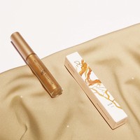 Rollover Reaction merilis produk kosmetik pertamanya di 2016. Sejak rilis produk Sueded! yang multifungsi yakni lipstik dan blush on, Rollover Reaction semakin eksis di ranah industri kosmetik Indonesia. Secara konsisten Rollover merilis produk-produk makeup yang inovatif dengan kualitas yang tak kalah dari brand kosmetik internasional. Soal harga, produk-produknya pun tidak berat di kantong. Produk terbaru Rollover Reaction yang rilis adalah Mata Hari Glazed sebuah eyeshadown krim dengan efek shimmery.  Foto: dok. Rollover Reaction