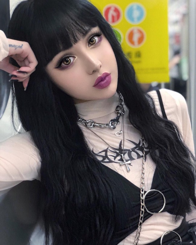 Kina Shen memiliki banyak followers di media sosial karena tampilannya yang unik. Tak hanya cantik, wanita asal China tersebut juga punya wajah yang mirip boneka hidup dan tokoh animasi. Kini ia punya lebih dari di 724 ribu pengikut Instagram. Foto: Instagram @kinashen