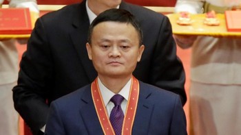 Keduanya ternyata menghadiri malam penghargaan yang digelar oleh pemerintah China di Beijing. Mereka termasuk dalam 100 tokoh yang diberi penghargaan atas kontribusi besar pada China. Foto: Reuters